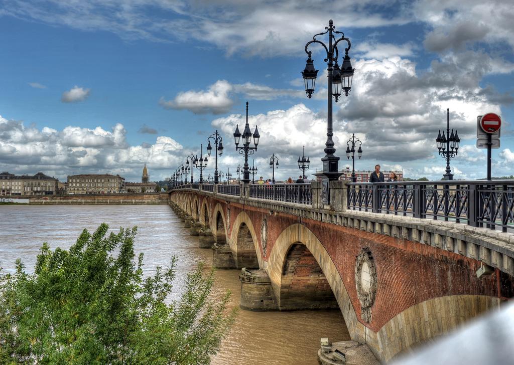 Les Trois Chandeliers Un Petit Paradis En Plein Centre Ville Bordeaux Exterior photo